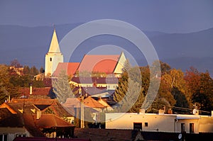 Kostol v obci Šenkvice s horským pozadím pri dramatickej