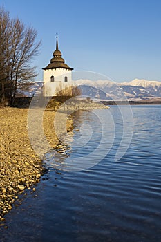 Kostel Panny Marie v Havránku a jezero Liptovská Mara, okres Liptovský Mikuláš, Slovensko