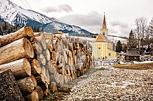 Kostel Navštívení Panny Marie a dřevěné trámy ve Ždiaru