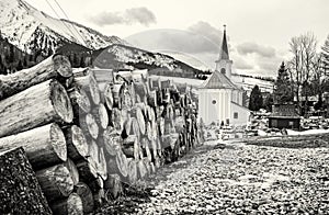 Kostel Navštívení Panny Marie a dřevěné trámy ve Ždiaru, kolo