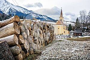 Kostel Navštívení Panny Marie a dřevěné trámy ve Ždiaru, Slovensko