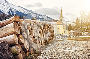 Kostel Navštívení Panny Marie a dřevěné trámy ve Ždiaru, slunce