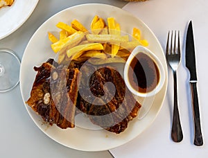 Churrasco de ternera, grilled veal spare ribs with fries