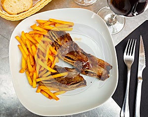 Churrasco de ternera, grilled veal spare ribs with fries