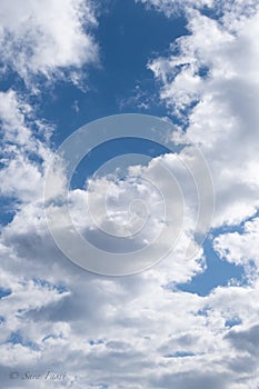 Cielo azul con nubes blancas photo