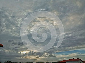 Cielo nublado gris y azul gigante