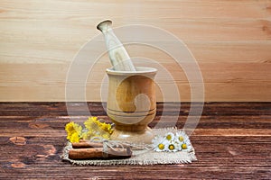 Cinnamon, daisy wooden pestle