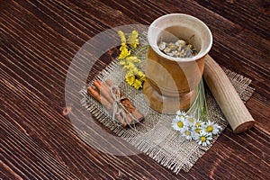 Cinnamon, daisy wooden pestle