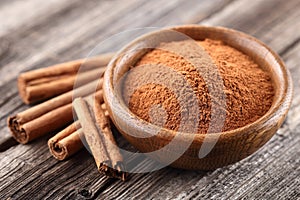 Cinnamon powder with sticks