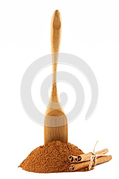 Cinnamon powder, sticks and scoop