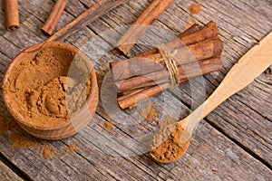 Cinnamon powder with sticks