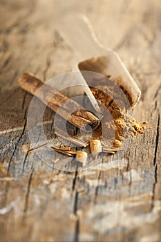Cinnamon powder vertical f/5.6 on wood