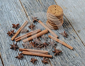 Cinnamon sticks, star anise and gingersnap cookies