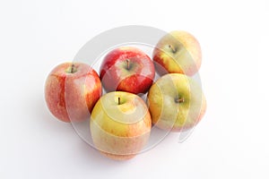 Cinq pommes en perspective photo