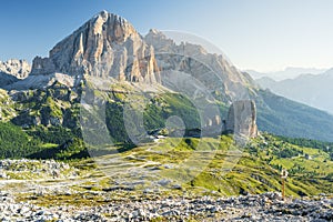 Marciapiede la strada sul dolomiti 