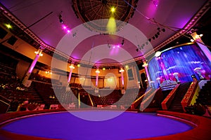 Kruh aréna v cirkus purpurová svetlo lampy 