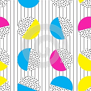 CIRCLE MEMPHIS STYLE SEAMLESS PATTERN. GEOMETRIC ELEMENTS TEXTURE. 80S-90S DESIGN ON WHITE BACKGROUND.