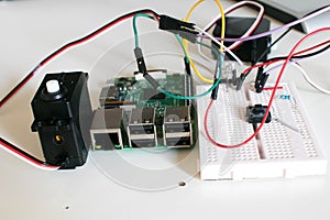 Circuit with two servomotors connected to a single board