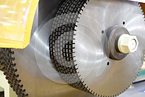 Circular saw on the stone cutting machine
