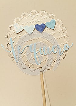 Circular sign made of paper with hearts and a I love you in Spanish