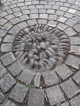 Circular stone pavement design with smooth pebbles at the center