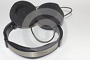 Circumaural headphones with circular earpads