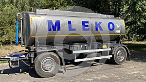 cistern transporting milk (mleko)