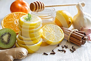 Citrus, honey and garlic as home remedies for colds and flu. Immunity