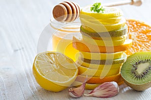 Citrus, honey and garlic as home remedies for colds and flu. Immunity