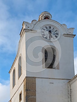 La ciudad iglesia sobre el Costa de 