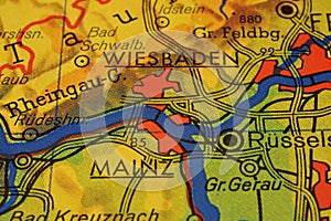 The city names WIESBADEN and MAINZ on the map