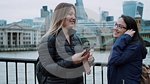 A city trip to London - two girls on sightseeing tour