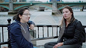 A city trip to London - two girls on sightseeing tour