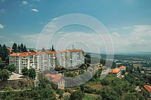 Paisaje urbano un piso el edificio en la mitad de árboles 