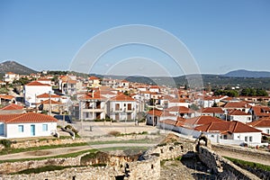 Panoráma města z předměstí v město řecko malé bílý domy střechy 