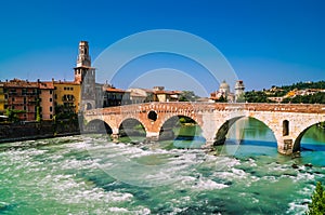 Panoramico sul Ponte sul un fiume 