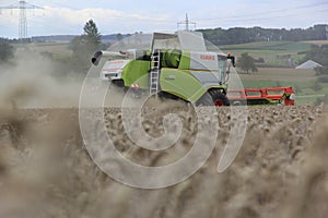 Claas MÃÂ¤hdrescher bei der Weizenernte