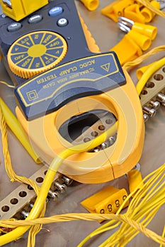 Clamp meter tool for measuring electrical installations