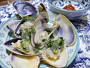 Clams freshly fried in oil and scallion