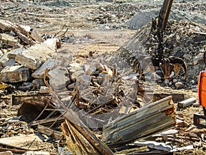 Clamshell grab for cleaning construction garbage and destroyed structures
