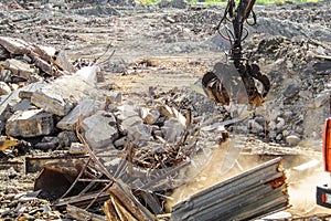 Clamshell grab for cleaning construction garbage and destroyed structures