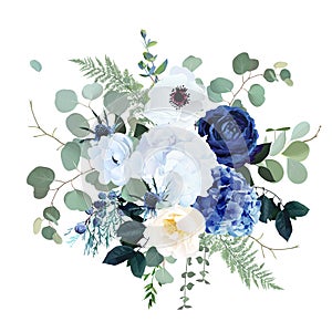 Clásico azul rosas blanco hortensias bujía anémona cardo flores esmeralda verdor 