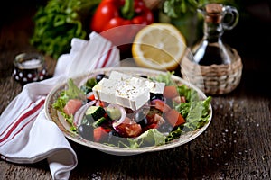 Classico greco insalata pomodori cetrioli pepe cipolla oliva un formaggio 