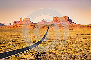 Clásico carretera en Monumento el valle sobre el atardecer Estados Unidos de América 