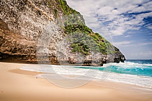 Classic tropical beach with no people. White sand and turquoise blue ocean and cliff in the water. Kelingking beach on Nusa Penida