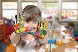 La clase la pintura en jardín de infancia 