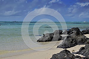 Limpiar cancelar transparente el mar Agua de negro rocas a arenoso Playa 