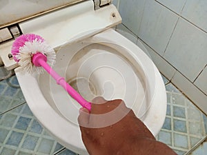 clean the dirty toilet seat with a brush