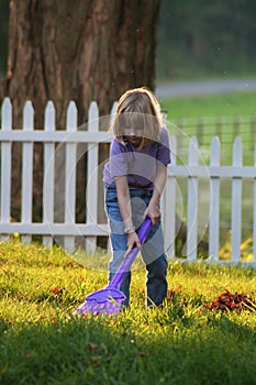 Una niña hace su parte en la limpieza del mundo y mantener el ambiente limpio.