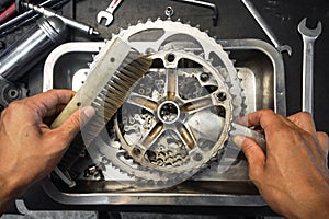 Cleaning a bicycle cassette and crankset